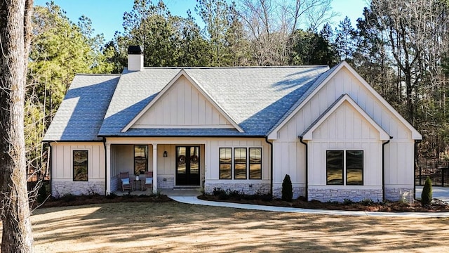 view of front of property with covered porch and a front lawn