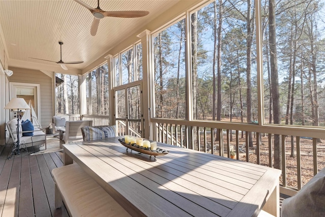 sunroom with ceiling fan