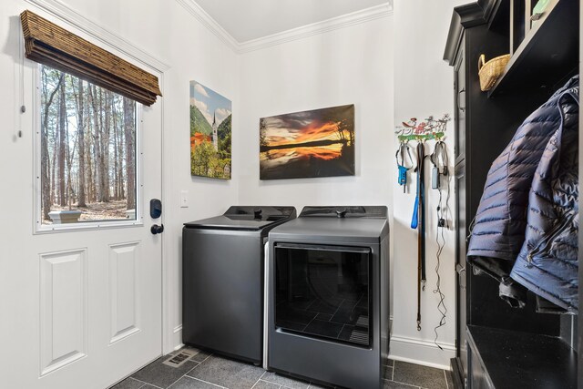 laundry area featuring crown molding and washer and dryer