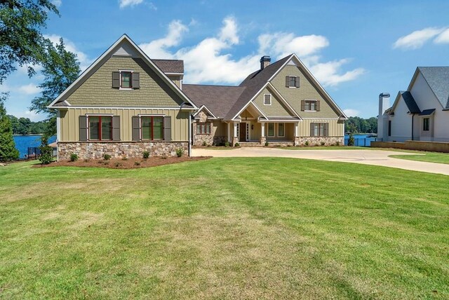 craftsman house with a front lawn