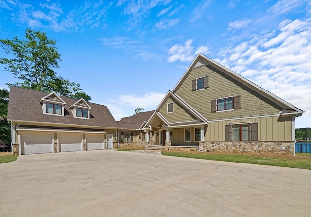 view of front facade featuring a garage