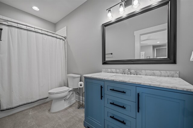 full bath featuring a shower with shower curtain, vanity, and toilet