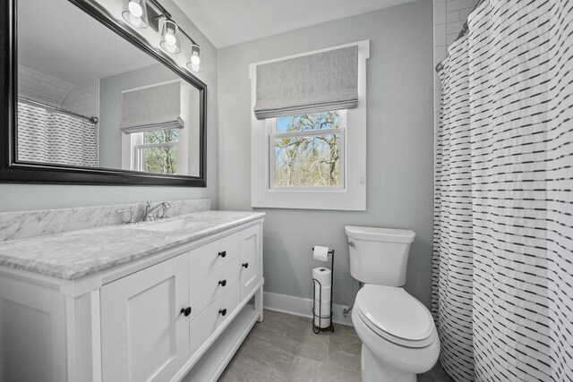 full bath featuring toilet, a shower with curtain, baseboards, and vanity