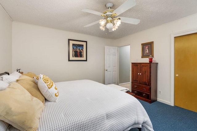 bedroom featuring ceiling fan, carpet floors, and a textured ceiling