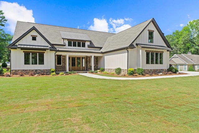 modern inspired farmhouse featuring a front yard and covered porch