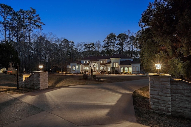 view of front of property with driveway