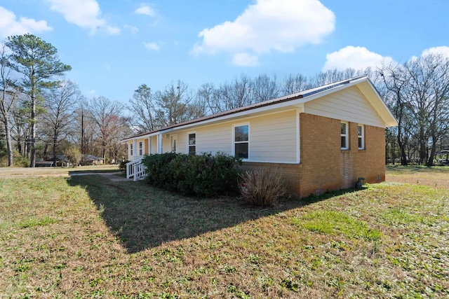 view of side of property featuring a yard