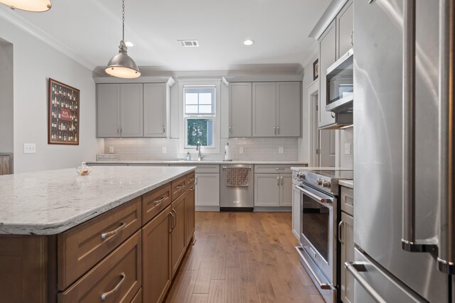 1041 Club Pointe Cir, Greensboro, GA 30642 - kitchen featuring appliances with stainless steel finishes, decorative backsplash, recessed lighting, gray cabinetry, and crown molding