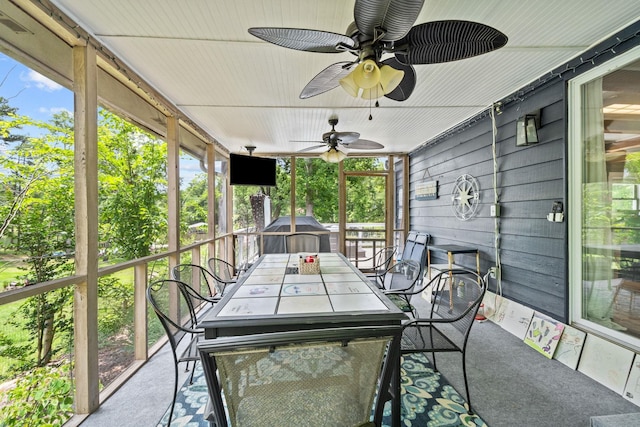 sunroom with ceiling fan