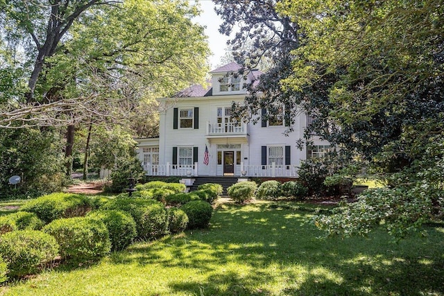 view of front facade featuring a front lawn