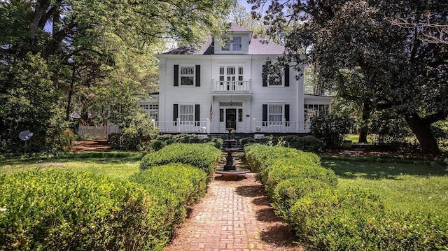 view of front of house with a front lawn