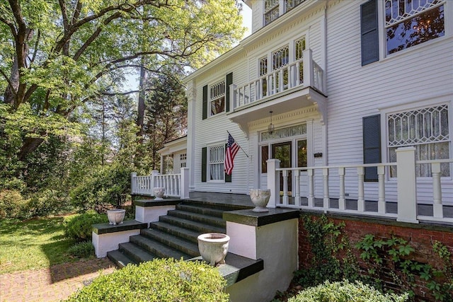 property entrance featuring a balcony