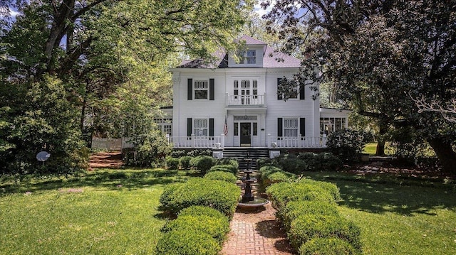 view of front of property with a front yard