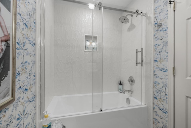 bathroom with combined bath / shower with glass door