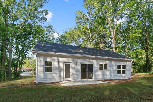 103 Spruce Ln, Eatonton, GA 31024 - rear view of property featuring a patio and a lawn