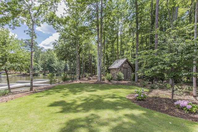 view of yard featuring a storage shed