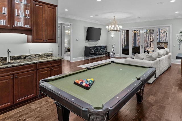 playroom featuring crown molding, sink, a notable chandelier, and dark hardwood / wood-style flooring