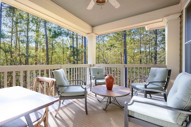 sunroom with ceiling fan