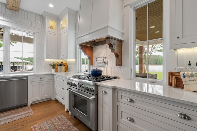 113 Daisy Trl, Milledgeville, GA 31061 - kitchen featuring light wood finished floors, tasteful backsplash, stainless steel appliances, and a healthy amount of sunlight