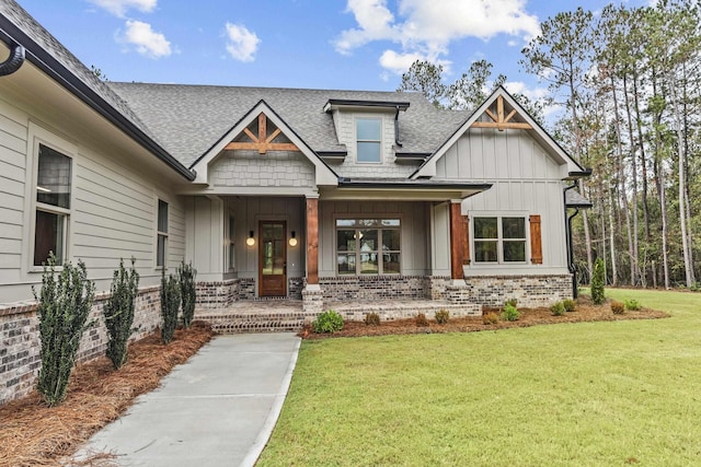 craftsman-style house featuring a front yard