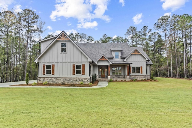 view of front facade featuring covered porch and a front lawn