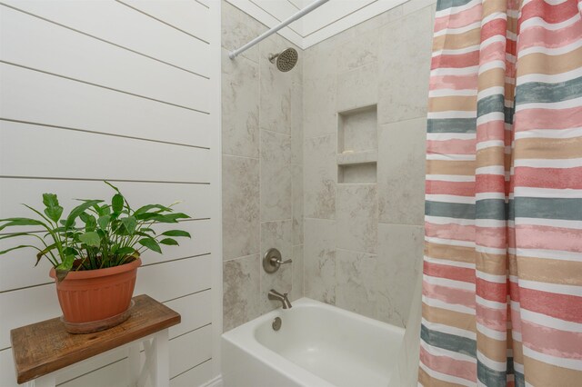 bathroom featuring shower / bath combo