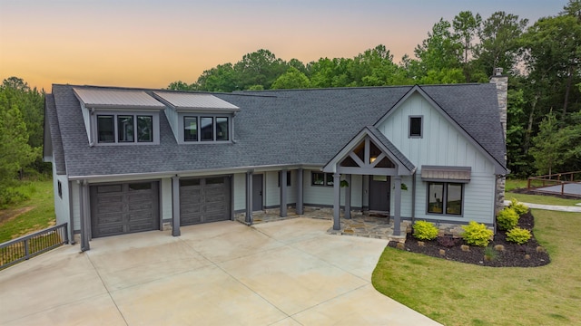 view of front facade featuring a garage and a yard