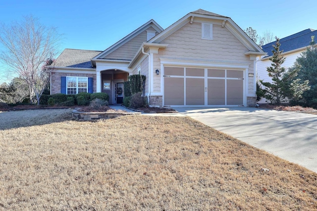 view of front of home featuring a front lawn