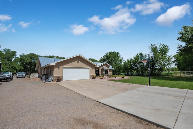 view of front facade featuring a front yard and a garage