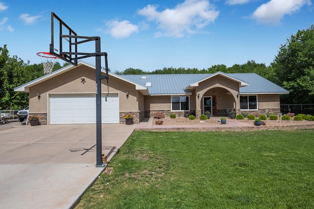 view of front of home featuring a front lawn