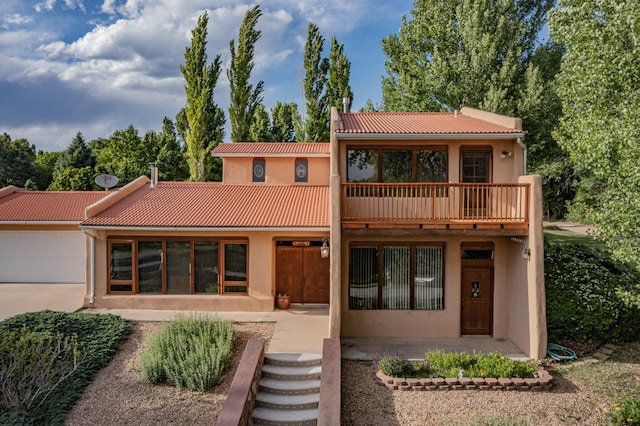 view of front of property featuring a balcony