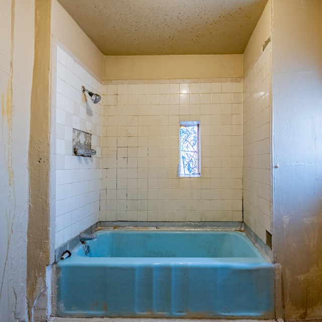 bathroom featuring tiled shower / bath combo