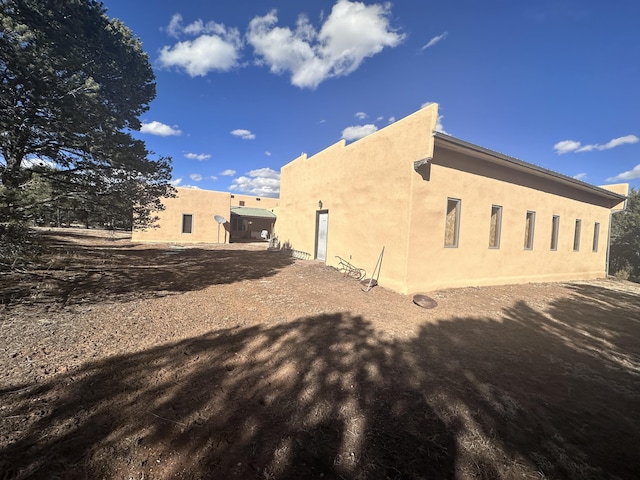 112 Ten Pines Rd, Torreon, NM 87061 - view of side of property with stucco siding