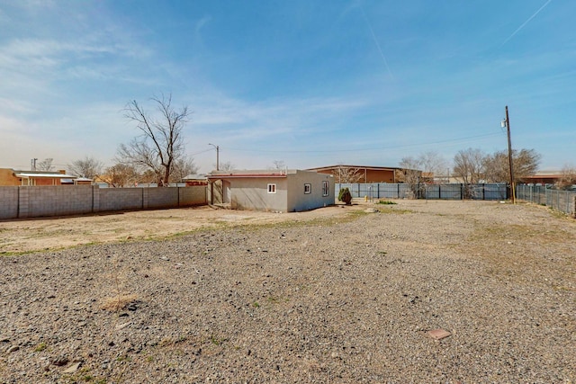 view of yard with an outdoor structure