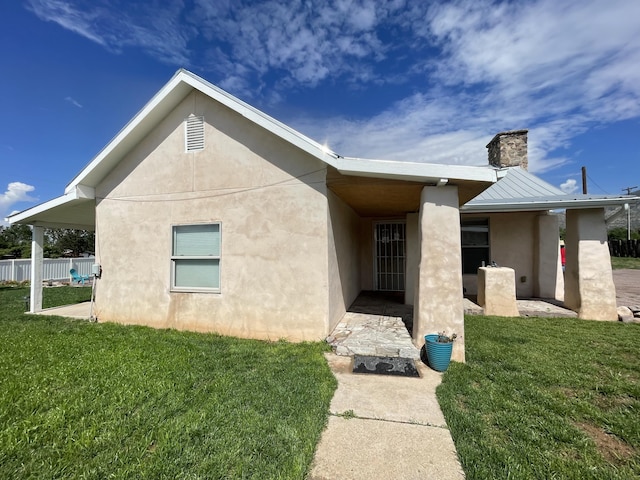 view of front of property with a front lawn