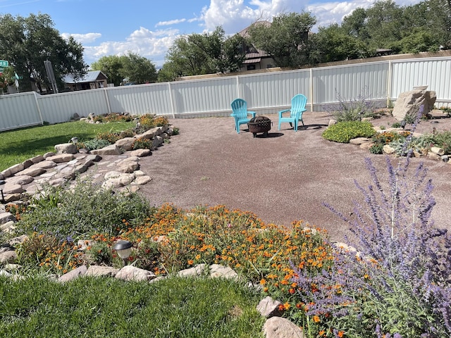 view of yard featuring a fire pit