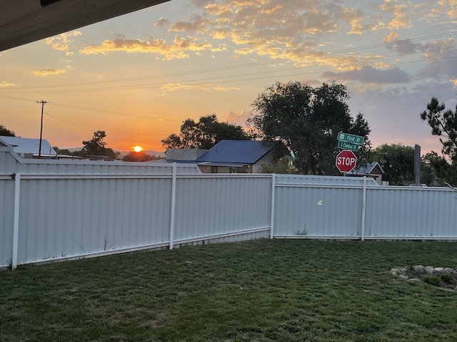 view of yard at dusk