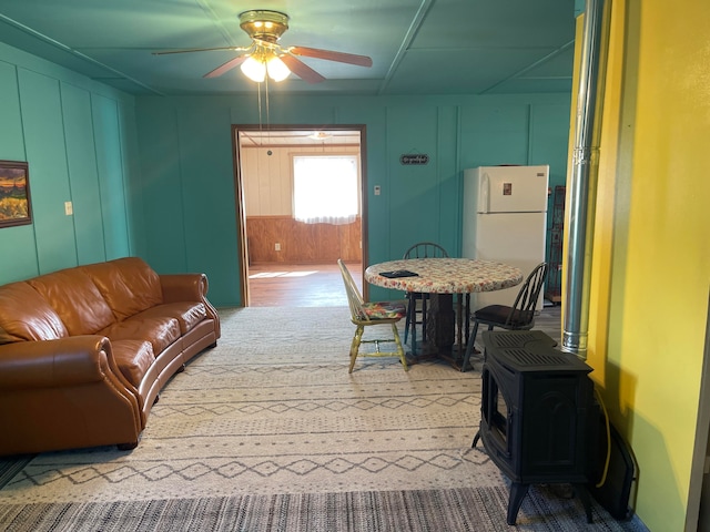 carpeted living room featuring ceiling fan