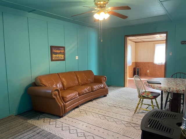 carpeted living room featuring ceiling fan