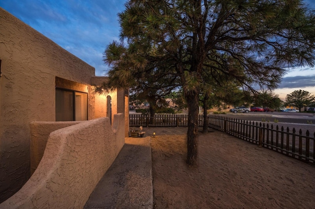 view of yard at dusk