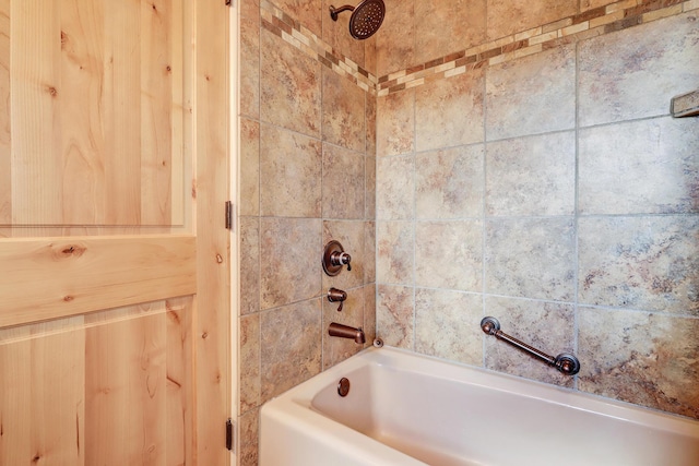 bathroom featuring tiled shower / bath combo