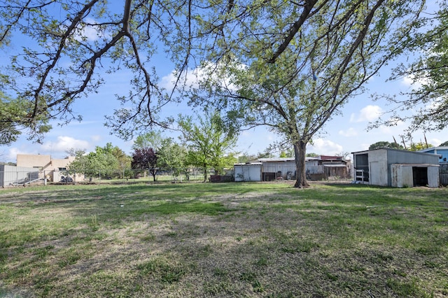 view of yard featuring a storage shed