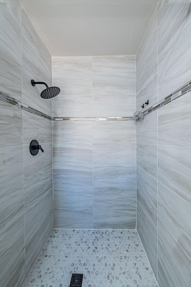 bathroom featuring tiled shower