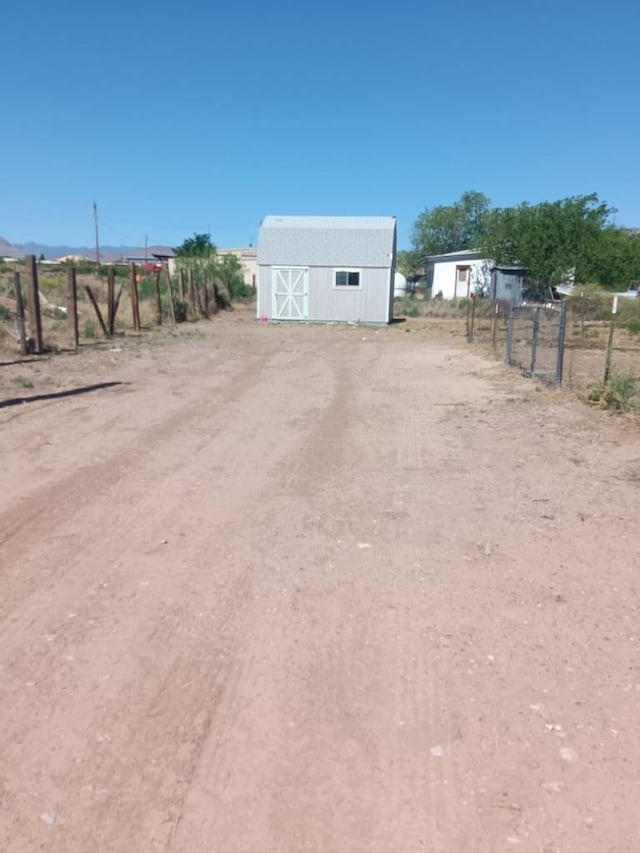 view of yard with an outdoor structure