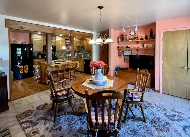 dining room featuring light hardwood / wood-style flooring, a notable chandelier, and sink