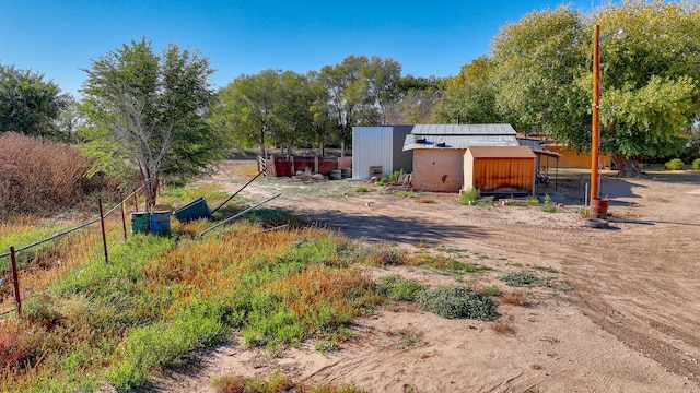 view of yard featuring an outbuilding