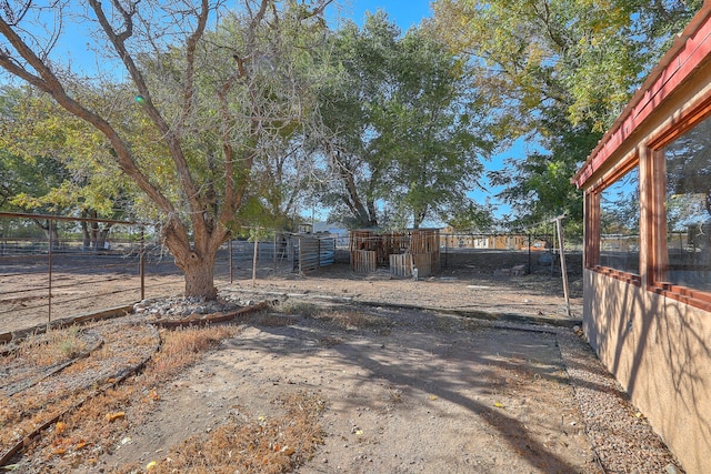 view of yard with an outbuilding