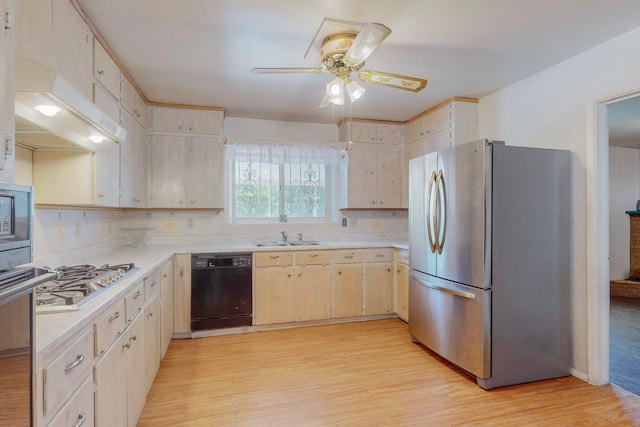 kitchen featuring appliances with stainless steel finishes, light hardwood / wood-style floors, backsplash, and ceiling fan