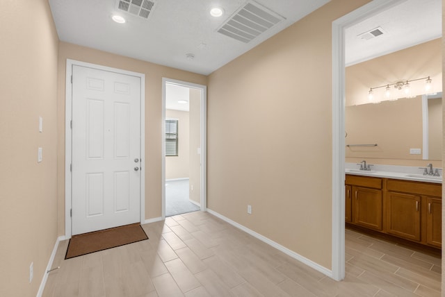 entryway featuring visible vents and baseboards