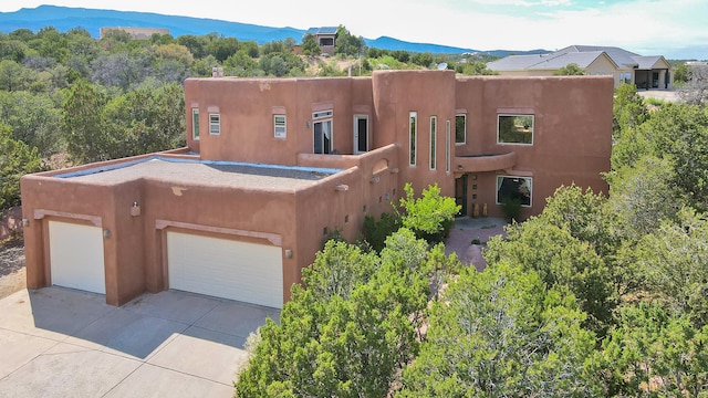 view of front of property featuring a mountain view